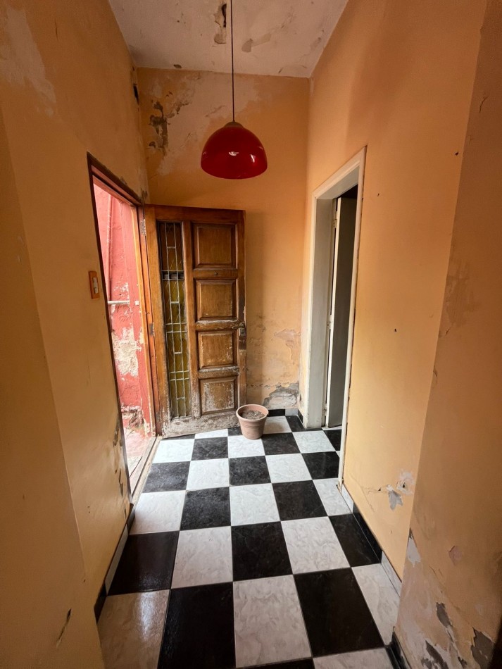 VENTA A RECICLAR, PH 3 AMBIENTES CON COCHERA TECHADA, EXCELENTE ZONA, A 2 CUADRAS DE AV. H. YRIGOYEN, DR MELO 4362 -REMEDIOS DE ESCALADA-