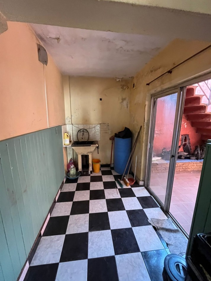 VENTA A RECICLAR, PH 3 AMBIENTES CON COCHERA TECHADA, EXCELENTE ZONA, A 2 CUADRAS DE AV. H. YRIGOYEN, DR MELO 4362 -REMEDIOS DE ESCALADA-