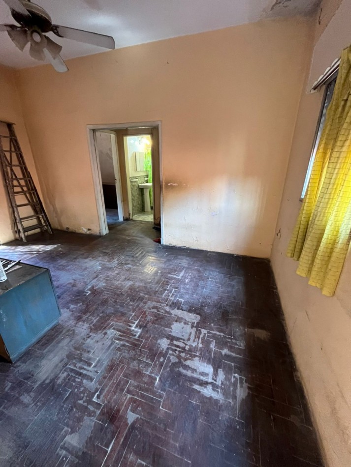 VENTA A RECICLAR, PH 3 AMBIENTES CON COCHERA TECHADA, EXCELENTE ZONA, A 2 CUADRAS DE AV. H. YRIGOYEN, DR MELO 4362 -REMEDIOS DE ESCALADA-