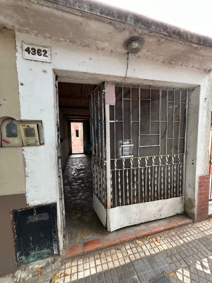 VENTA A RECICLAR, PH 3 AMBIENTES CON COCHERA TECHADA, EXCELENTE ZONA, A 2 CUADRAS DE AV. H. YRIGOYEN, DR MELO 4362 -REMEDIOS DE ESCALADA-