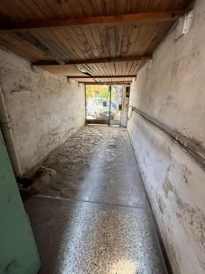 VENTA A RECICLAR, PH 3 AMBIENTES CON COCHERA TECHADA, EXCELENTE ZONA, A 2 CUADRAS DE AV. H. YRIGOYEN, DR MELO 4362 -REMEDIOS DE ESCALADA-