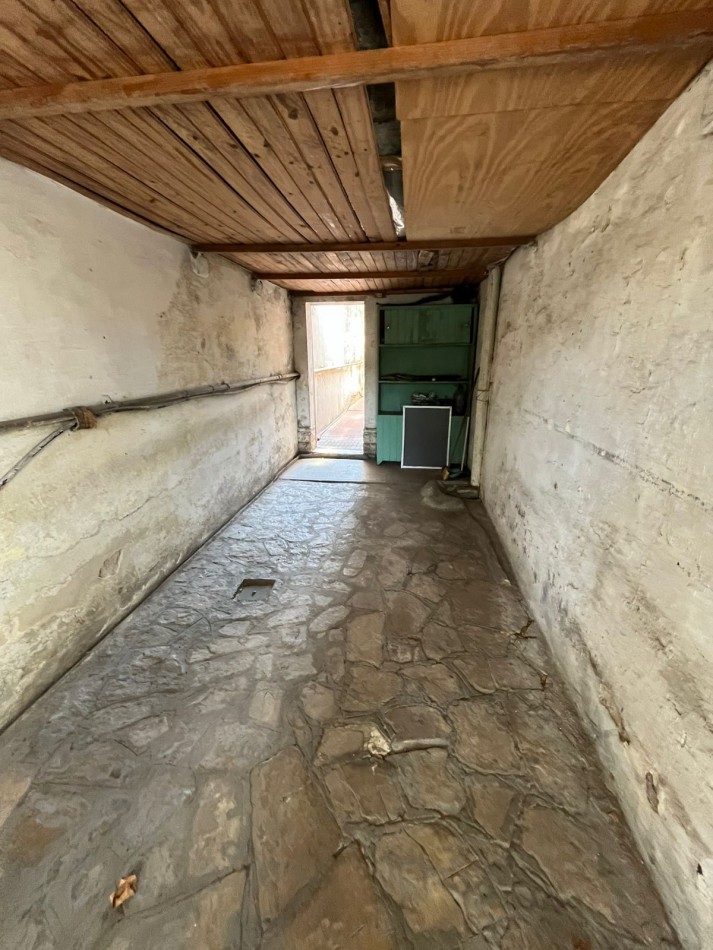 VENTA A RECICLAR, PH 3 AMBIENTES CON COCHERA TECHADA, EXCELENTE ZONA, A 2 CUADRAS DE AV. H. YRIGOYEN, DR MELO 4362 -REMEDIOS DE ESCALADA-
