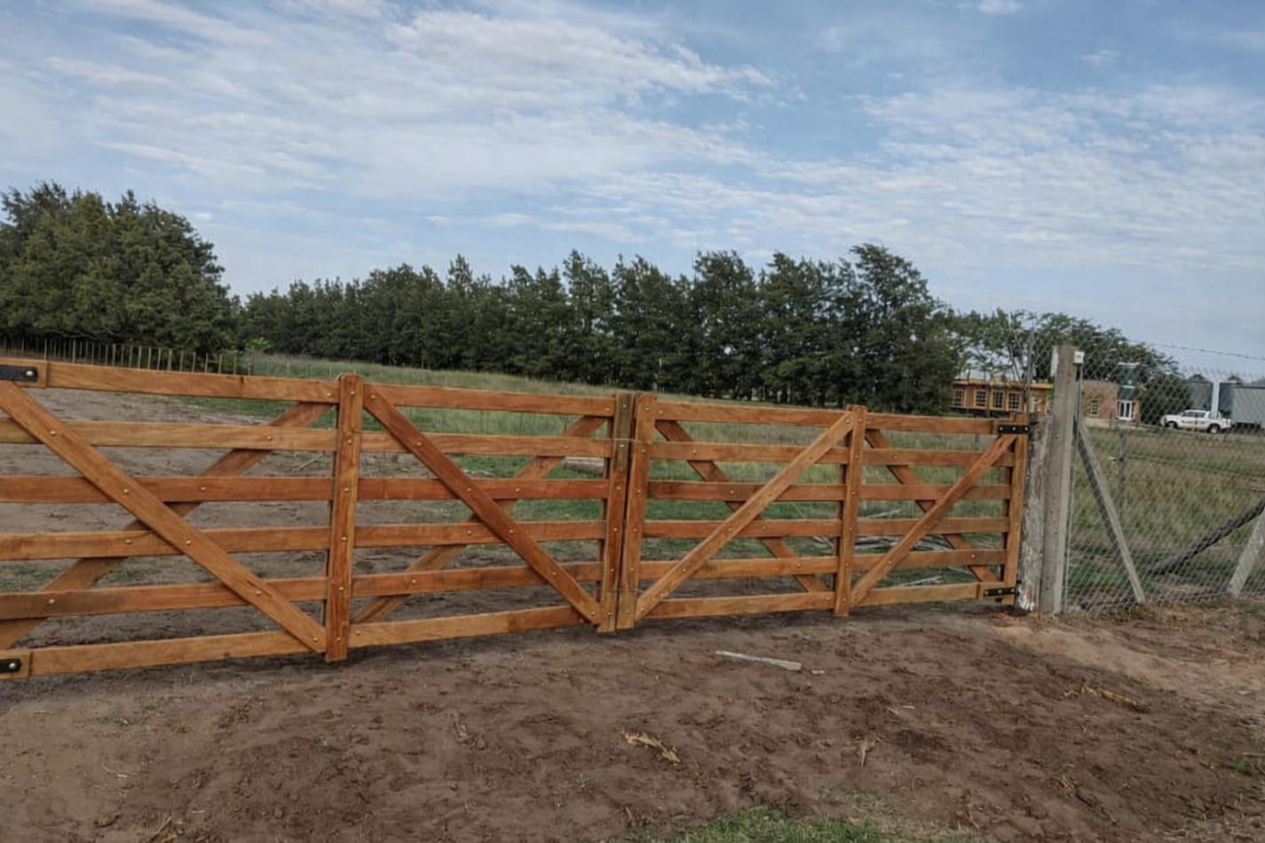VENTA 3 HECTAREAS Y UN CUARTO CON ALAMBRADO OLIMPICO AL FRENTE, TRANQUERA DOBLE HOJA Y ALAMBRADO EN UN LATERAL, RUTA 65 -9 DE JULIO-
