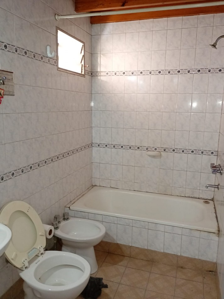 ALQUILER DEPARTAMENTO EN PLANTA ALTA 2 AMBIENTES CON INGRESO COMPARTIDO, AV EVA PERON 4347 -TEMPERLEY- 