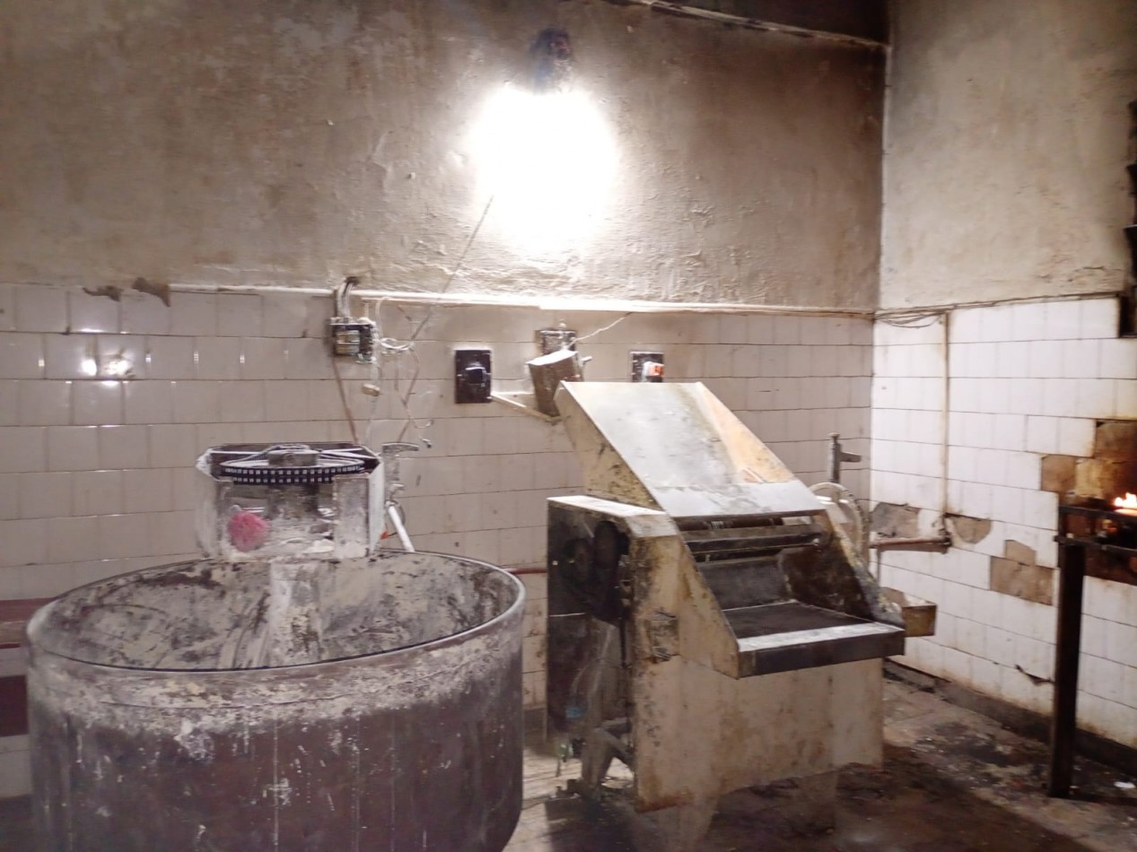 VENTA LOCAL, GRAN PROPIEDAD, DESTINO PANADERIA U OTRO, CON DEPARTAMENTO AL FONDO, JUNCAL 1981 -TEMPERLEY-