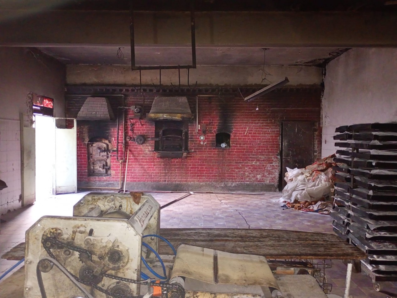 VENTA LOCAL, GRAN PROPIEDAD, DESTINO PANADERIA U OTRO, CON DEPARTAMENTO AL FONDO, JUNCAL 1981 -TEMPERLEY-