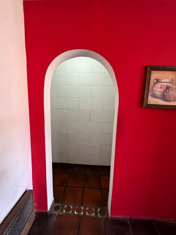 VENTA CASA 3 AMBIENTES, CON HERMOSO PARQUE, PILETA Y GARAJE PARA UN AUTO, ASUNCION 412 -TEMPERLEY-