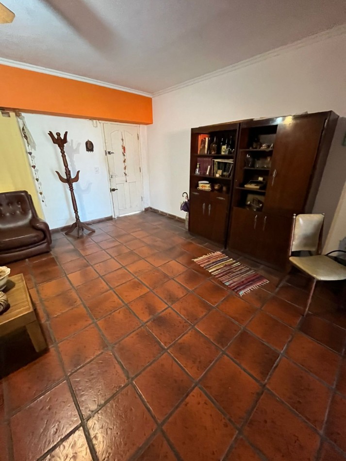 VENTA CASA 3 AMBIENTES, CON HERMOSO PARQUE, PILETA Y GARAJE PARA UN AUTO, ASUNCION 412 -TEMPERLEY-