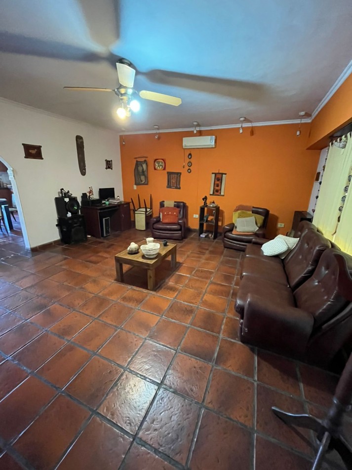 VENTA CASA 3 AMBIENTES, CON HERMOSO PARQUE, PILETA Y GARAJE PARA UN AUTO, ASUNCION 412 -TEMPERLEY-