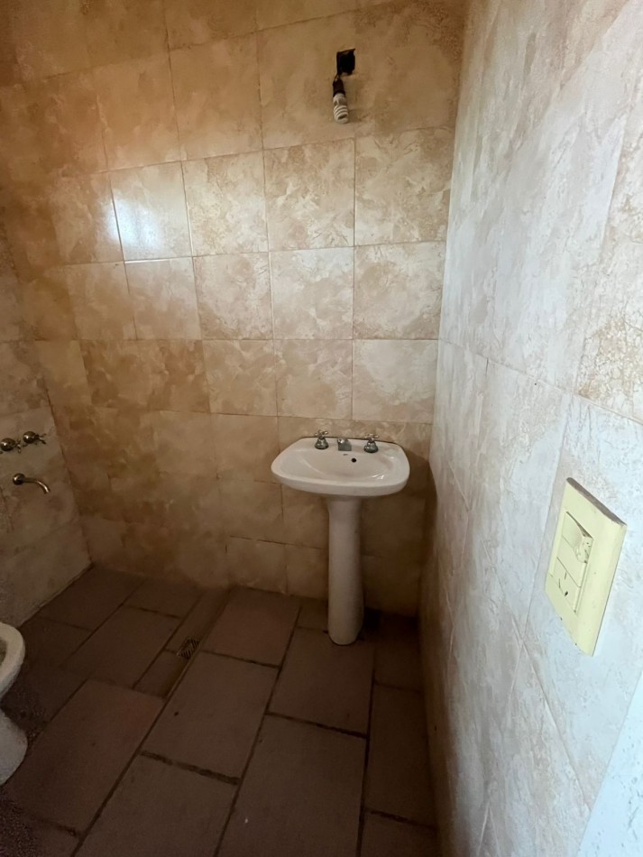 VENTA CASA 3 AMBIENTES, CON HERMOSO PARQUE, PILETA Y GARAJE PARA UN AUTO, ASUNCION 412 -TEMPERLEY-