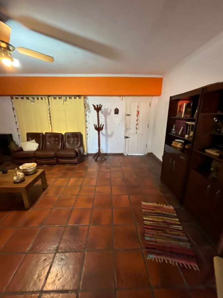 VENTA CASA 3 AMBIENTES, CON HERMOSO PARQUE, PILETA Y GARAJE PARA UN AUTO, ASUNCION 412 -TEMPERLEY-