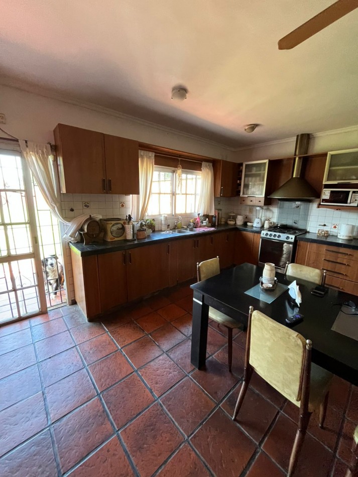 VENTA CASA 3 AMBIENTES, CON HERMOSO PARQUE, PILETA Y GARAJE PARA UN AUTO, ASUNCION 412 -TEMPERLEY-