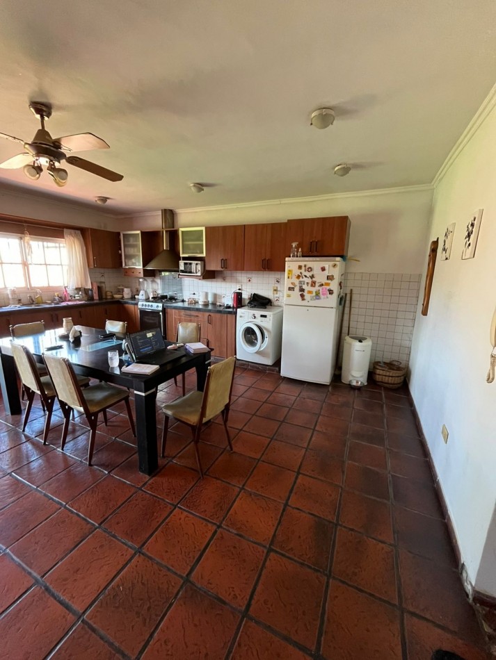 VENTA CASA 3 AMBIENTES, CON HERMOSO PARQUE, PILETA Y GARAJE PARA UN AUTO, ASUNCION 412 -TEMPERLEY-