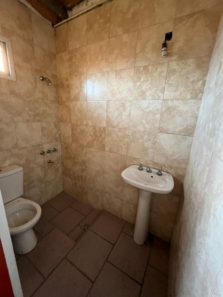 VENTA CASA 3 AMBIENTES, CON HERMOSO PARQUE, PILETA Y GARAJE PARA UN AUTO, ASUNCION 412 -TEMPERLEY-