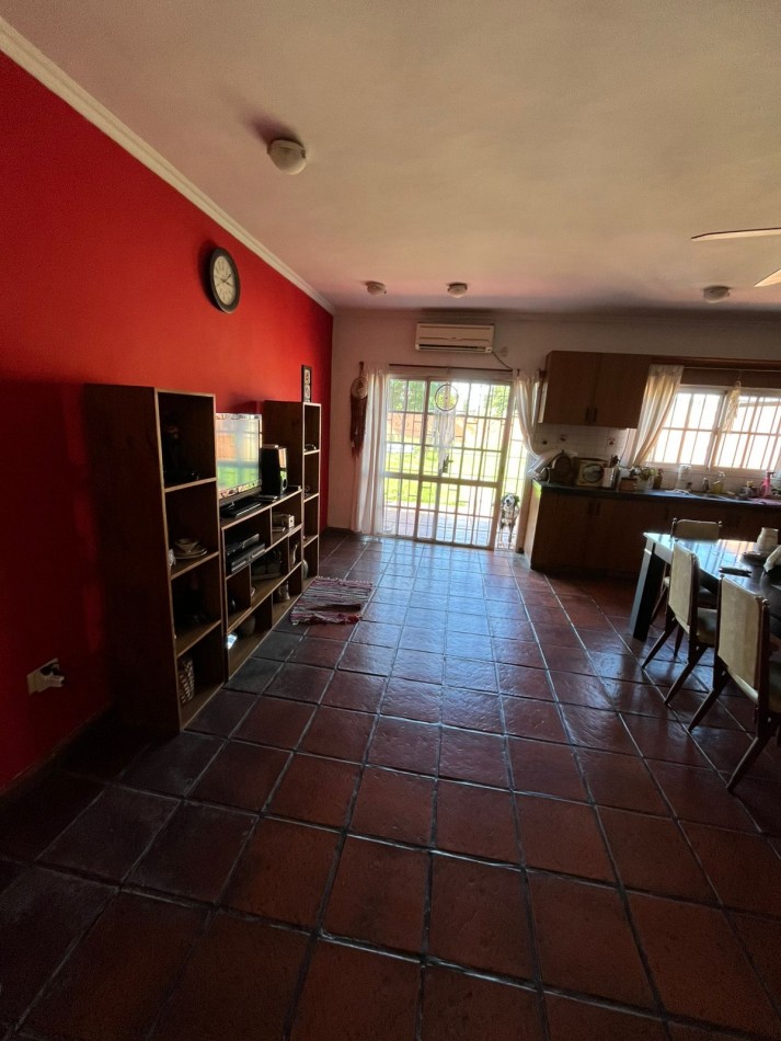 VENTA CASA 3 AMBIENTES, CON HERMOSO PARQUE, PILETA Y GARAJE PARA UN AUTO, ASUNCION 412 -TEMPERLEY-