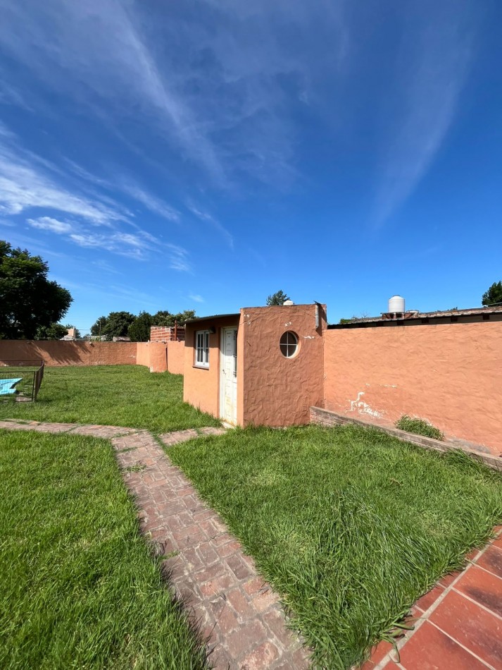 VENTA CASA 3 AMBIENTES, CON HERMOSO PARQUE, PILETA Y GARAJE PARA UN AUTO, ASUNCION 412 -TEMPERLEY-