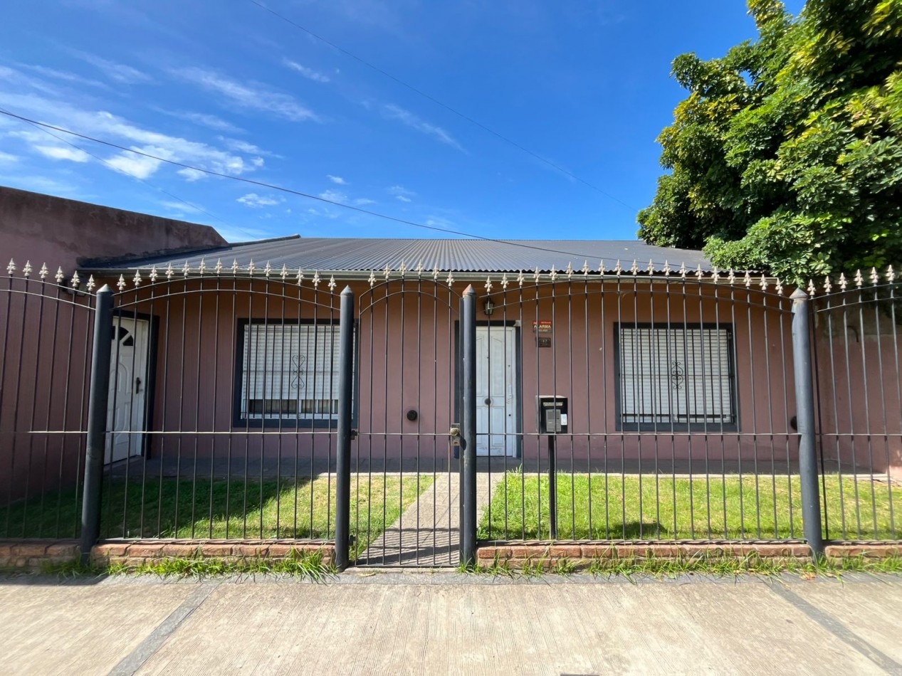 VENTA CASA 3 AMBIENTES, CON HERMOSO PARQUE, PILETA Y GARAJE PARA UN AUTO, ASUNCION 412 -TEMPERLEY-