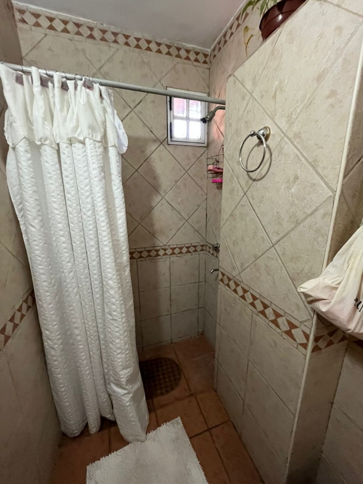 VENTA CASA 3 AMBIENTES, CON HERMOSO PARQUE, PILETA Y GARAJE PARA UN AUTO, ASUNCION 412 -TEMPERLEY-