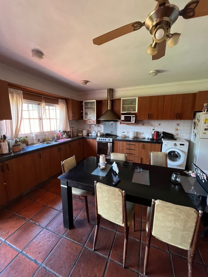 VENTA CASA 3 AMBIENTES, CON HERMOSO PARQUE, PILETA Y GARAJE PARA UN AUTO, ASUNCION 412 -TEMPERLEY-