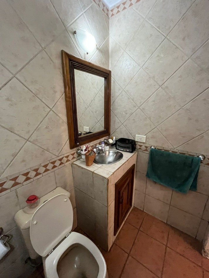 VENTA CASA 3 AMBIENTES, CON HERMOSO PARQUE, PILETA Y GARAJE PARA UN AUTO, ASUNCION 412 -TEMPERLEY-