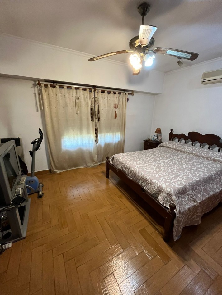 VENTA CASA 3 AMBIENTES, CON HERMOSO PARQUE, PILETA Y GARAJE PARA UN AUTO, ASUNCION 412 -TEMPERLEY-