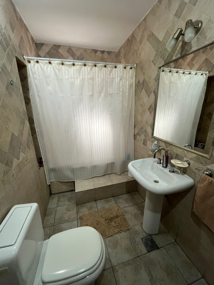 VENTA CASA 3 AMBIENTES, CON HERMOSO PARQUE, PILETA Y GARAJE PARA UN AUTO, ASUNCION 412 -TEMPERLEY-