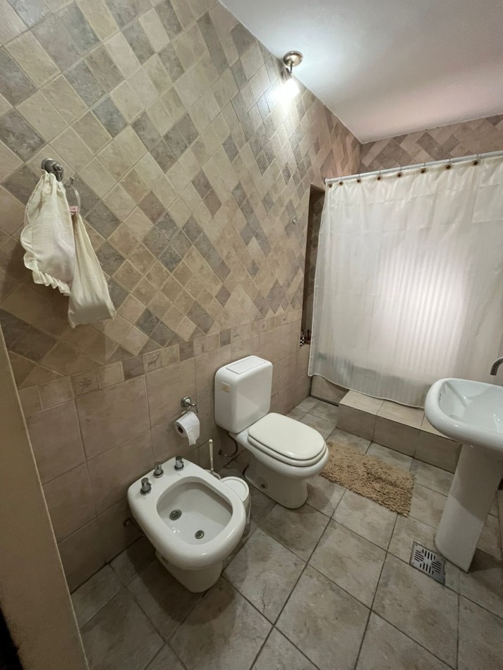 VENTA CASA 3 AMBIENTES, CON HERMOSO PARQUE, PILETA Y GARAJE PARA UN AUTO, ASUNCION 412 -TEMPERLEY-