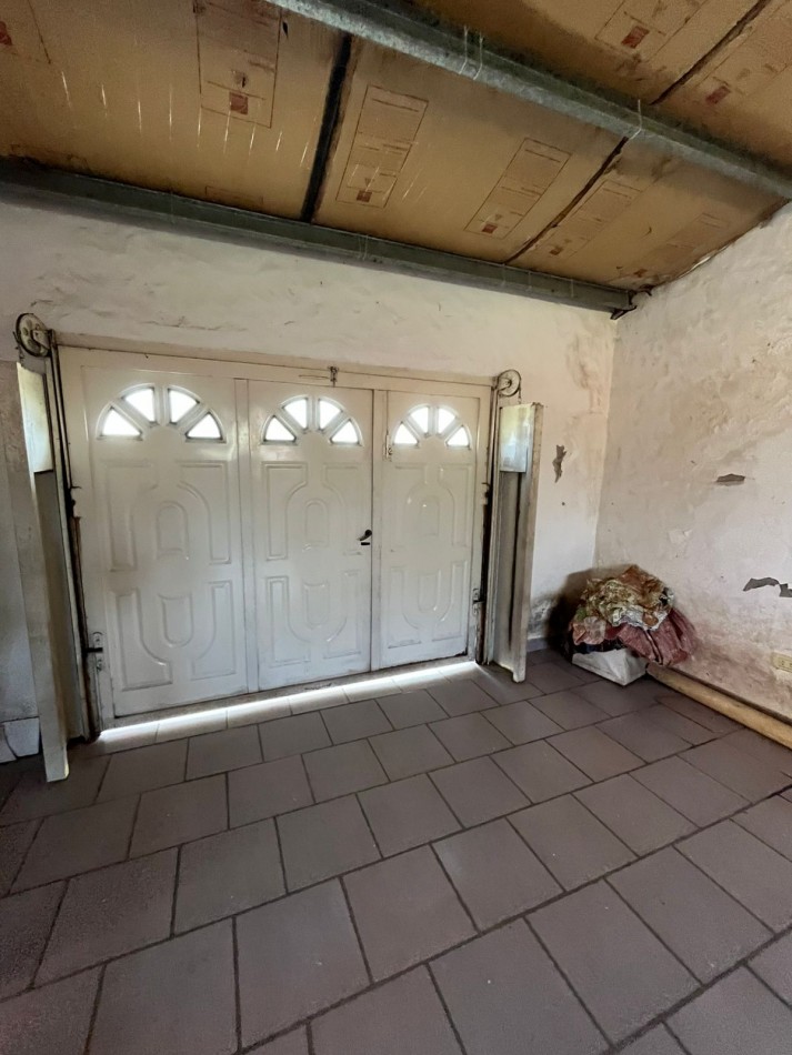 VENTA CASA 3 AMBIENTES, CON HERMOSO PARQUE, PILETA Y GARAJE PARA UN AUTO, ASUNCION 412 -TEMPERLEY-