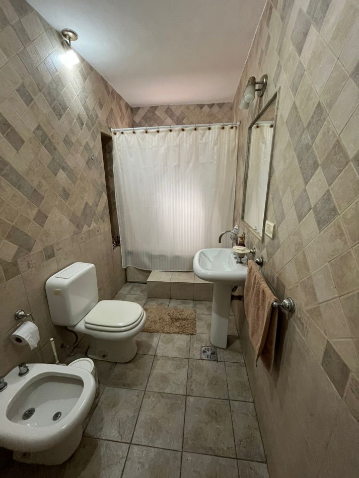 VENTA CASA 3 AMBIENTES, CON HERMOSO PARQUE, PILETA Y GARAJE PARA UN AUTO, ASUNCION 412 -TEMPERLEY-