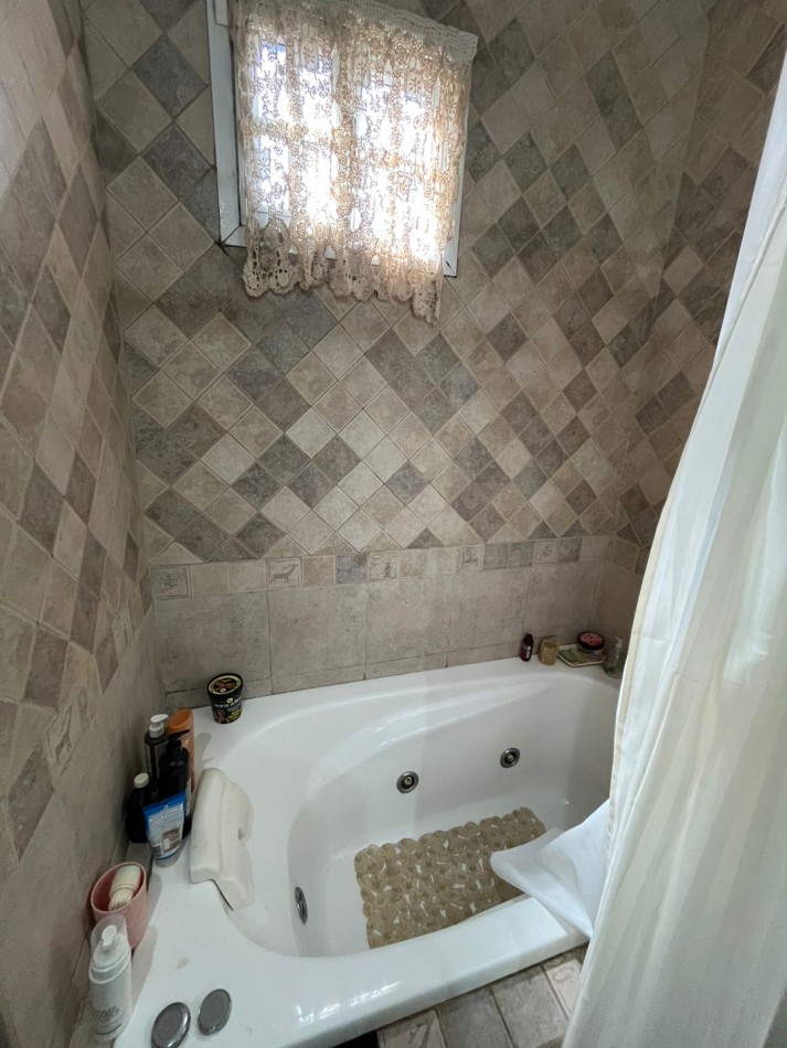 VENTA CASA 3 AMBIENTES, CON HERMOSO PARQUE, PILETA Y GARAJE PARA UN AUTO, ASUNCION 412 -TEMPERLEY-