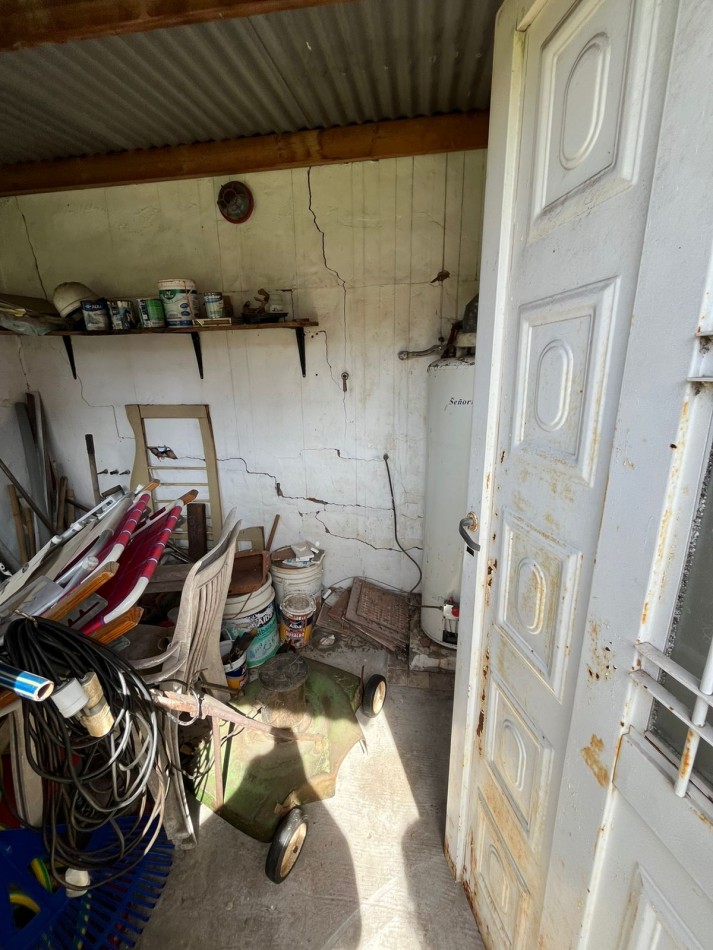 VENTA CASA 3 AMBIENTES, CON HERMOSO PARQUE, PILETA Y GARAJE PARA UN AUTO, ASUNCION 412 -TEMPERLEY-