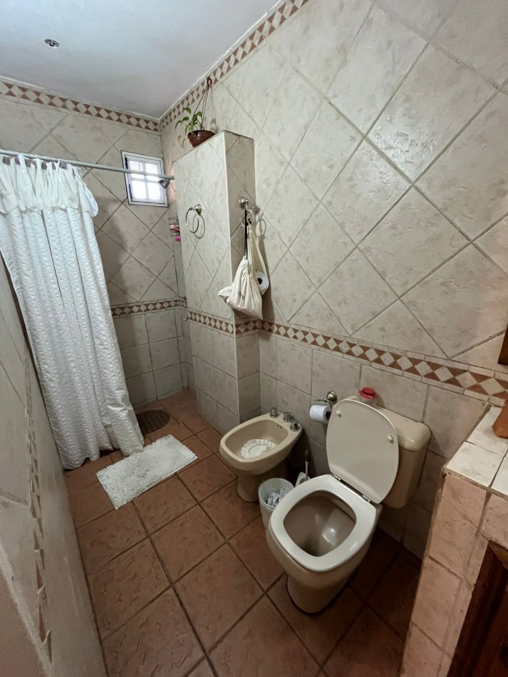 VENTA CASA 3 AMBIENTES, CON HERMOSO PARQUE, PILETA Y GARAJE PARA UN AUTO, ASUNCION 412 -TEMPERLEY-