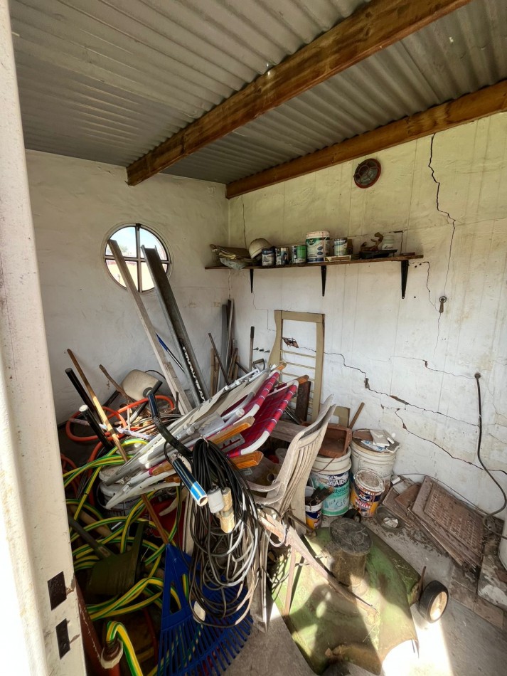 VENTA CASA 3 AMBIENTES, CON HERMOSO PARQUE, PILETA Y GARAJE PARA UN AUTO, ASUNCION 412 -TEMPERLEY-