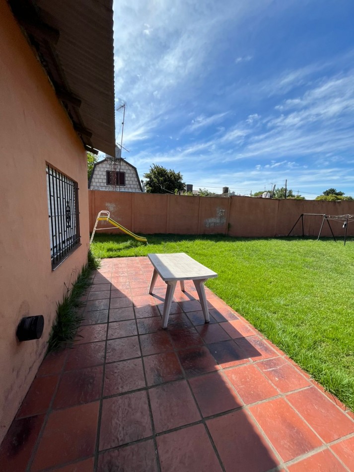 VENTA CASA 3 AMBIENTES, CON HERMOSO PARQUE, PILETA Y GARAJE PARA UN AUTO, ASUNCION 412 -TEMPERLEY-