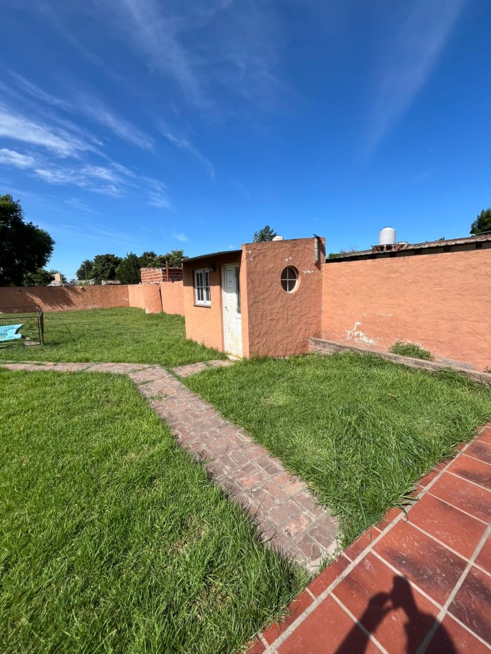 VENTA CASA 3 AMBIENTES, CON HERMOSO PARQUE, PILETA Y GARAJE PARA UN AUTO, ASUNCION 412 -TEMPERLEY-