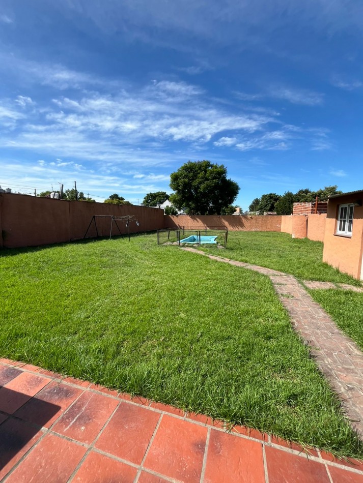 VENTA CASA 3 AMBIENTES, CON HERMOSO PARQUE, PILETA Y GARAJE PARA UN AUTO, ASUNCION 412 -TEMPERLEY-
