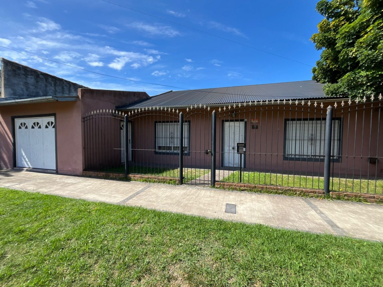 VENTA CASA 3 AMBIENTES, CON HERMOSO PARQUE, PILETA Y GARAJE PARA UN AUTO, ASUNCION 412 -TEMPERLEY-