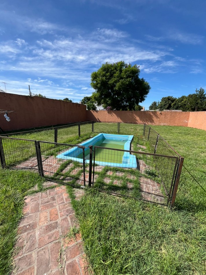 VENTA CASA 3 AMBIENTES, CON HERMOSO PARQUE, PILETA Y GARAJE PARA UN AUTO, ASUNCION 412 -TEMPERLEY-
