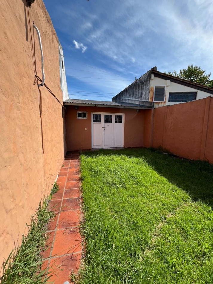 VENTA CASA 3 AMBIENTES, CON HERMOSO PARQUE, PILETA Y GARAJE PARA UN AUTO, ASUNCION 412 -TEMPERLEY-