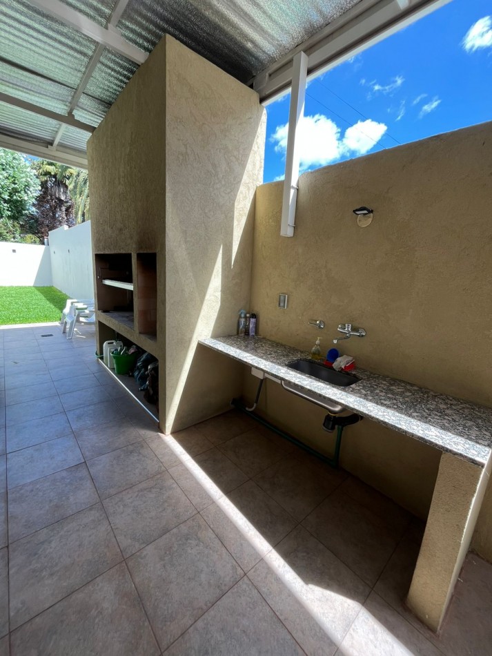 VENTA HERMOSO PH TIPO CASA AL FONDO, APTO CREDITO, 3 AMBIENTES CON PISCINA, PARRILLA Y JARDIN, DETALLES DE CATEGORIA, GUEMES 1085 -TEMPERLEY- 