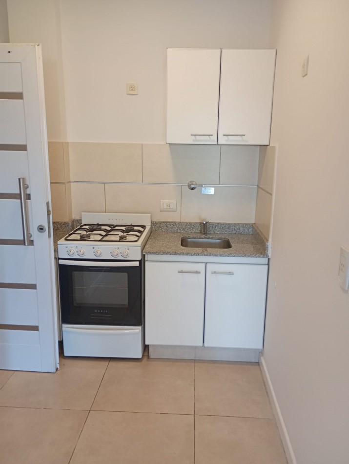 ALQUILER MONOAMBIENTE 24 M2 EN QUINTO PISO, IMPECABLE, LISTO PARA MUDARSE, EXCELENTE UBICACION, AV. ALMIRANTE BROWN 2967 -TEMPERLEY- 
