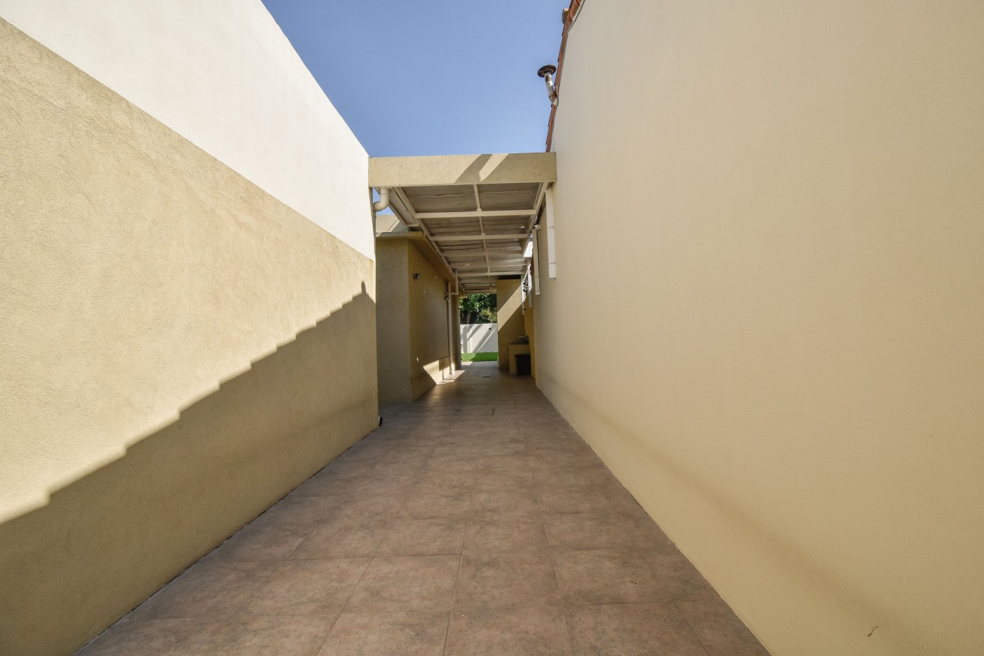 VENTA HERMOSO PH TIPO CASA AL FONDO, APTO CREDITO, 3 AMBIENTES CON PISCINA, PARRILLA Y JARDIN, DETALLES DE CATEGORIA, GUEMES 1085 -TEMPERLEY-