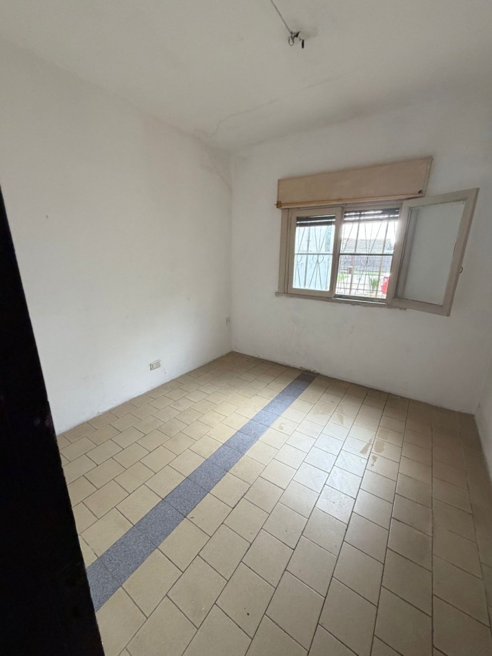 VENTA CASA 2 DORMITORIOS, LUGAR SEMICUBIERTO PARA GUARDAR EL AUTO, PATIO CON PARRILLA, JUNCAL 2391 -TEMPERLEY-