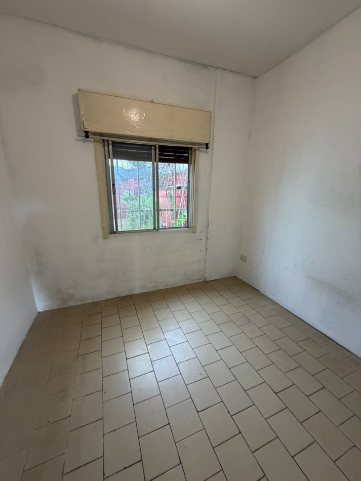 VENTA CASA 2 DORMITORIOS, LUGAR SEMICUBIERTO PARA GUARDAR EL AUTO, PATIO CON PARRILLA, JUNCAL 2391 -TEMPERLEY-
