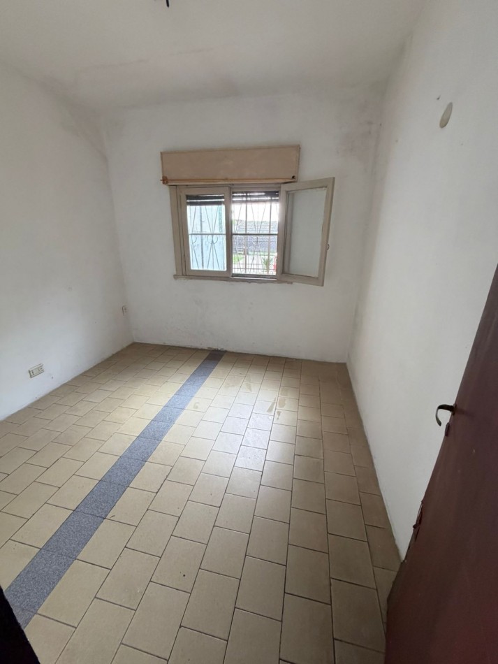 VENTA CASA 2 DORMITORIOS, LUGAR SEMICUBIERTO PARA GUARDAR EL AUTO, PATIO CON PARRILLA, JUNCAL 2391 -TEMPERLEY-