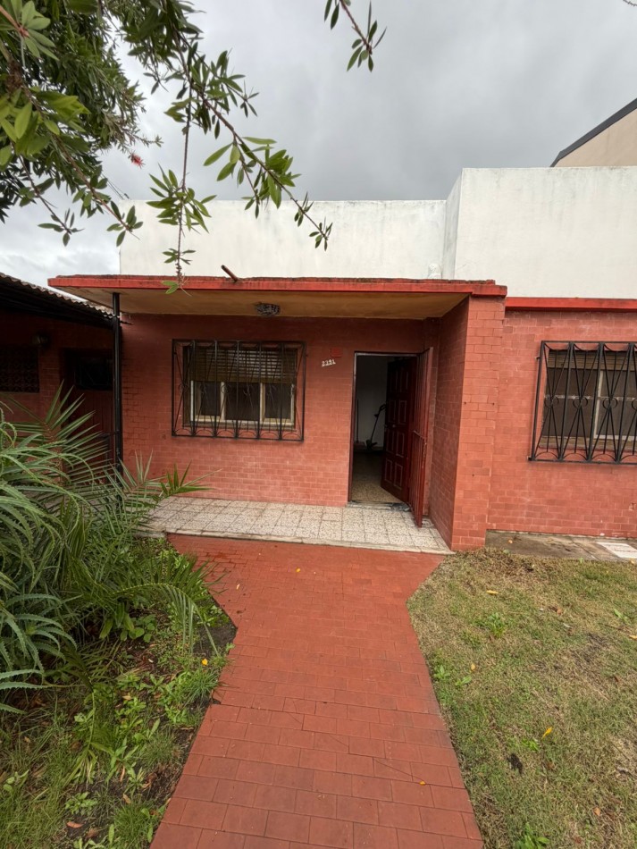 VENTA CASA 2 DORMITORIOS, LUGAR SEMICUBIERTO PARA GUARDAR EL AUTO, PATIO CON PARRILLA, JUNCAL 2391 -TEMPERLEY-