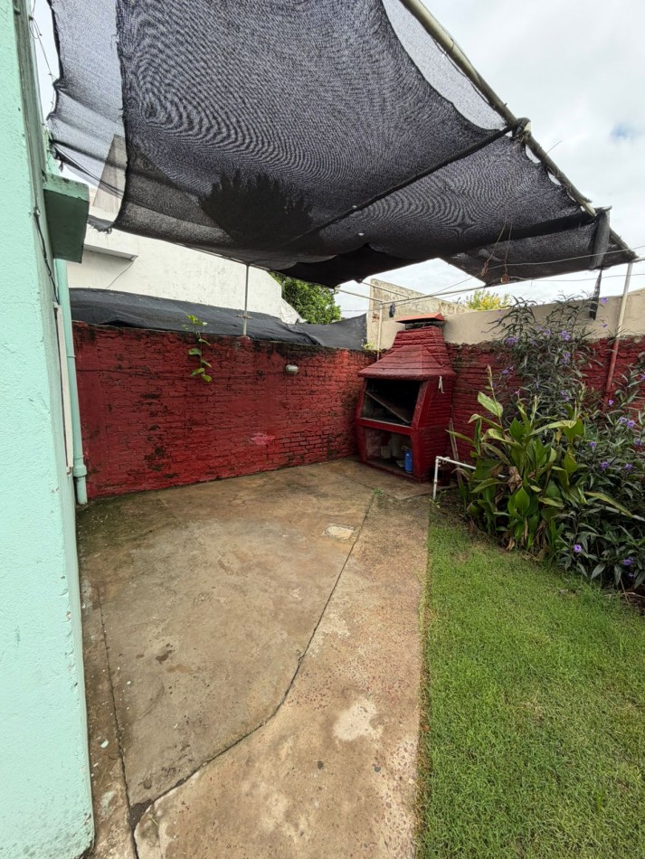 VENTA CASA 2 DORMITORIOS, LUGAR SEMICUBIERTO PARA GUARDAR EL AUTO, PATIO CON PARRILLA, JUNCAL 2391 -TEMPERLEY-