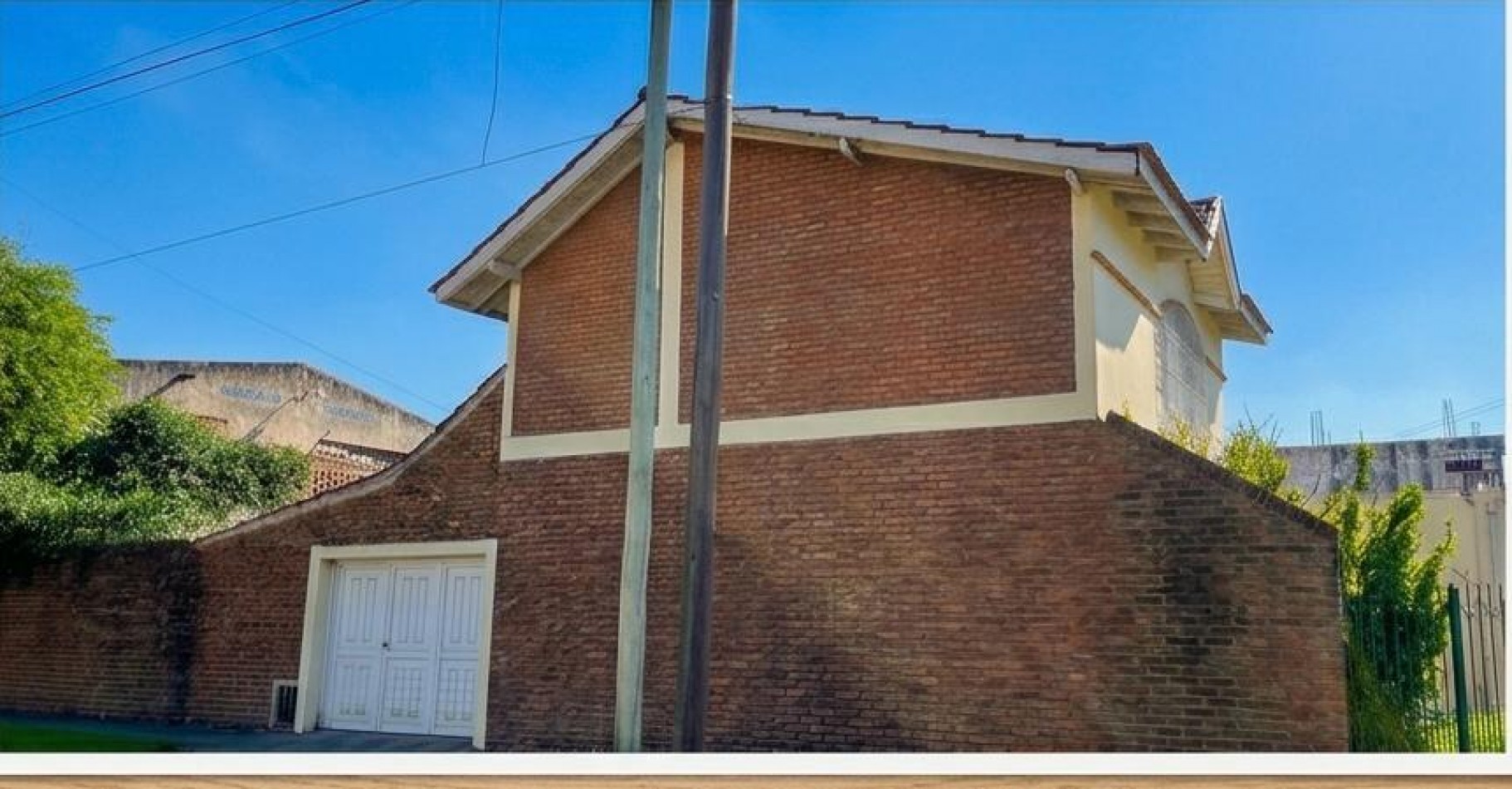 VENTA CHALET EN ESQUINA CON 3 DORMITORIOS, GARAGE Y PATIO, SARMIENTO 1508 -MONTE GRANDE-