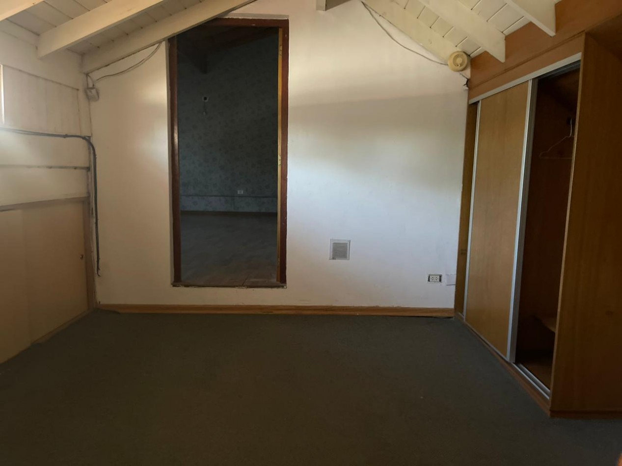 VENTA CHALET EN ESQUINA CON 3 DORMITORIOS, GARAGE Y PATIO, SARMIENTO 1508 -MONTE GRANDE-