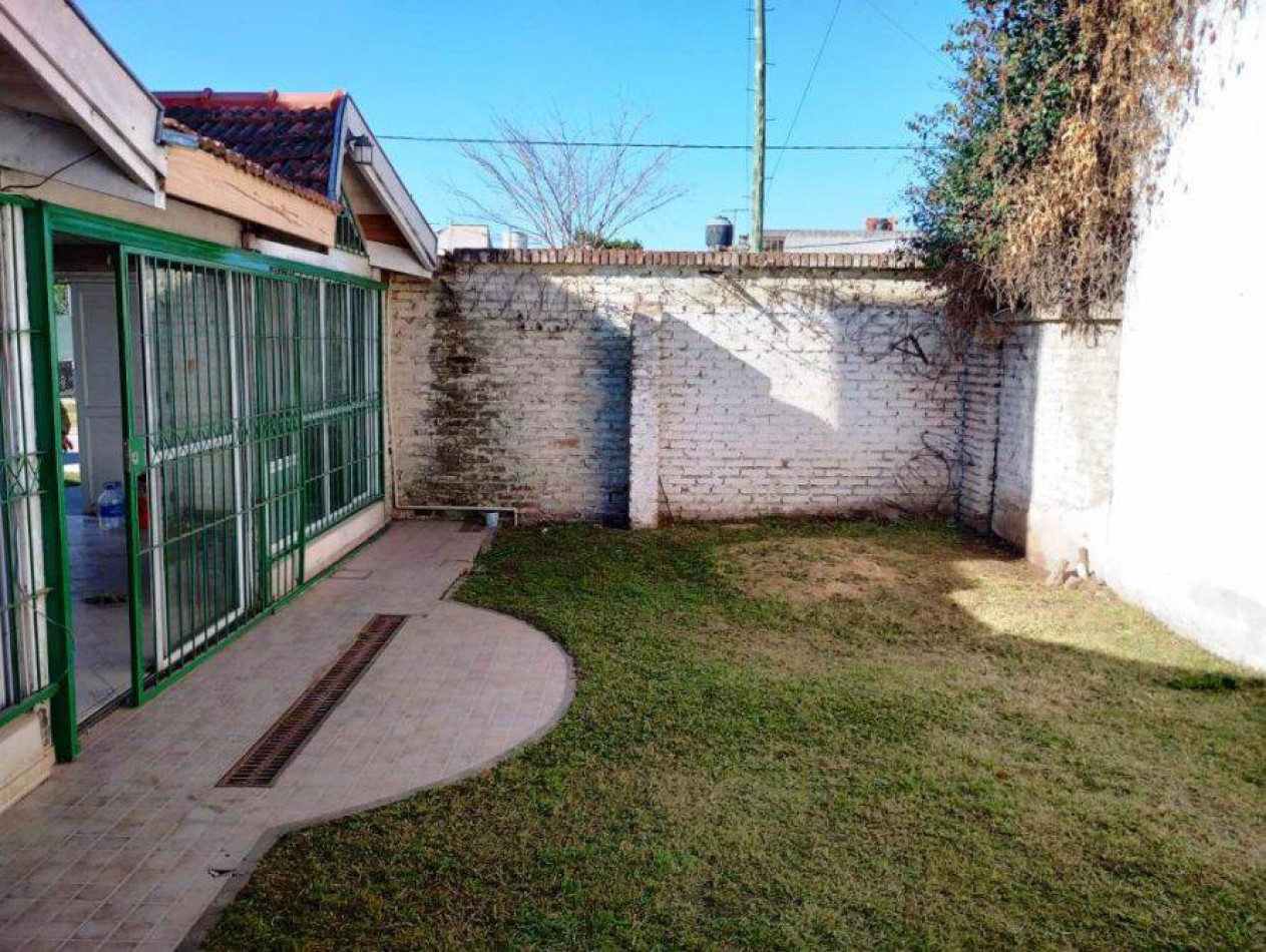 VENTA CHALET EN ESQUINA CON 3 DORMITORIOS, GARAGE Y PATIO, SARMIENTO 1508 -MONTE GRANDE-